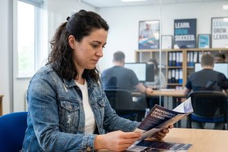 Jeune femme en formation professionnelle dans un centre moderne